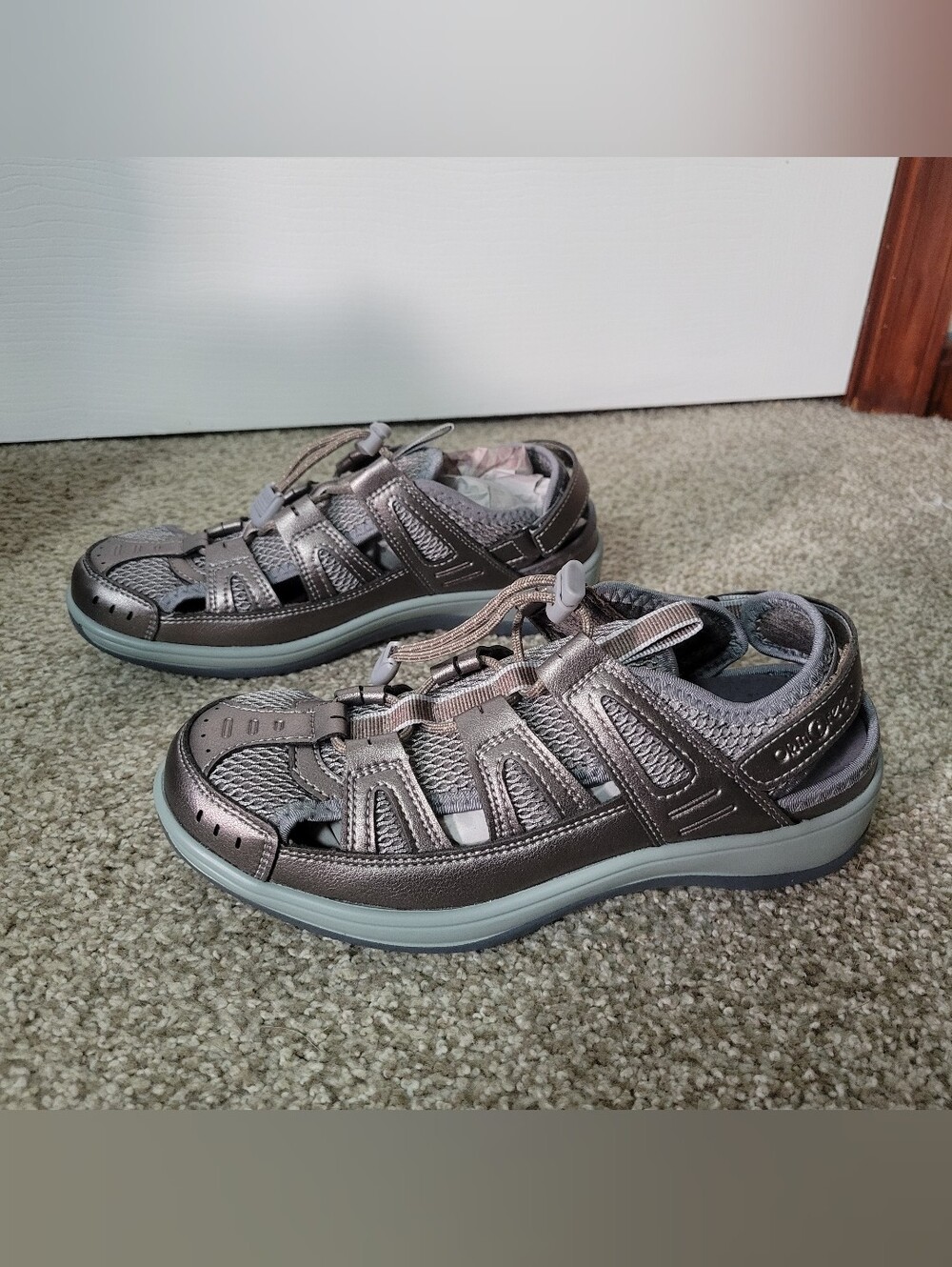 Women's Orthofeet Verona Sandals in the Pewter colorway, Size 6.5 W